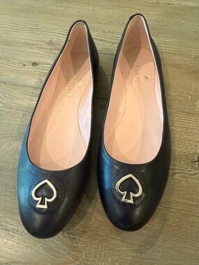 Kate Spade New York Pallenberg
Leather Ballerina Flats in black.Size 7